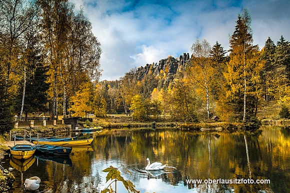 Foto von Peter Hennig PIXELWERKSTATT Herbst am Gondelteich in Jonsdorf. Im Hintergrund der Nonnenfelsen.
